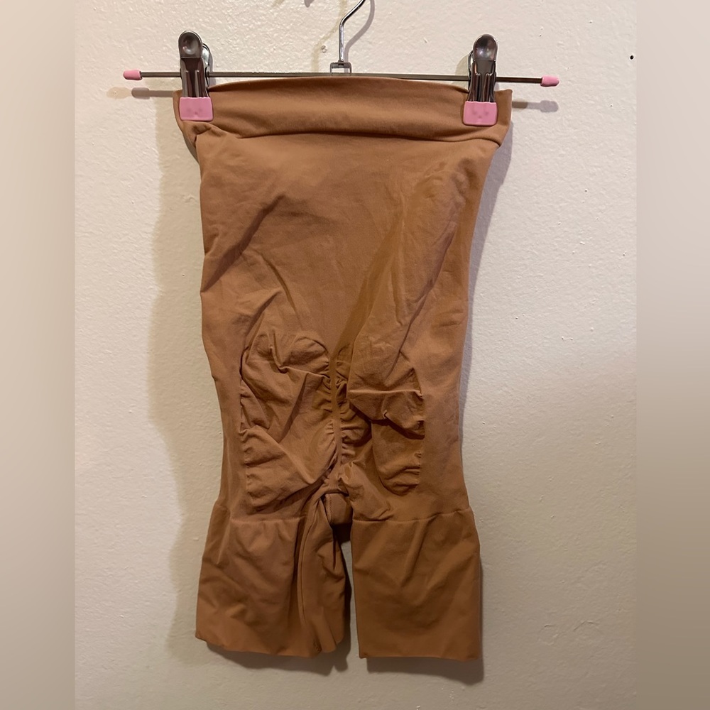 17. Skims 2152 Everyday Sculpting high waist Shorts - Ochre - Picture 6 of 7